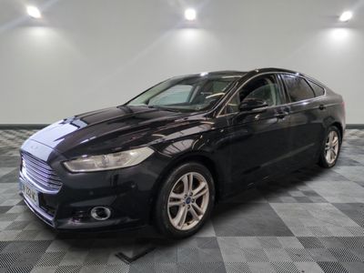 La Ford Monde noire est garée sur un sol en carrelage à damier.
