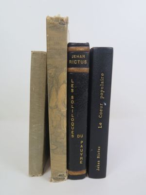 trois livres superposés sur une surface blanche