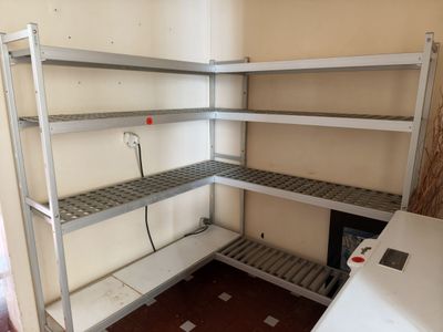 une étagère métallique dans le coin d'une pièce