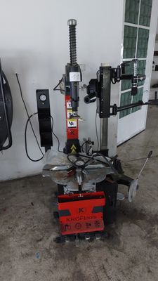 une machine posée sur le sol dans un garage
