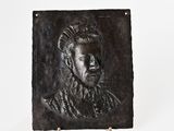 une plaque métallique sur laquelle figure la photo d'un homme