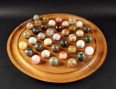 beaucoup de billes posées sur une assiette en bois posée sur une table