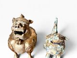 deux figurines représentant un chien et un chat sur un fond blanc