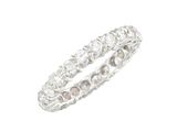 gros plan d'une bague en diamant sur fond blanc