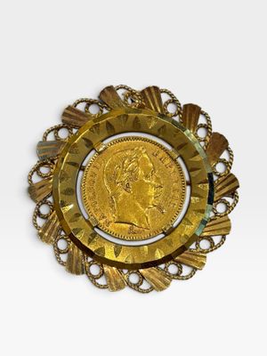 gros plan d'une pièce d'or sur une surface blanche