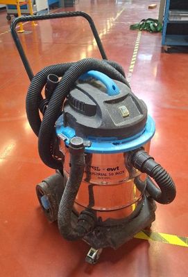 un aspirateur posé sur le sol de la pièce