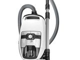 un aspirateur blanc et noir muni d'un tuyau, sur fond blanc