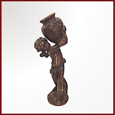 une statue en bronze représentant un garçon tenant un panier de fleurs