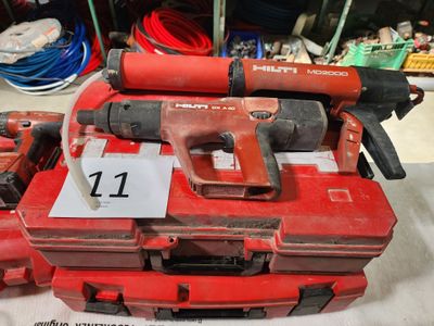 une photo d'une boîte à outils rouge contenant un marteau et deux autres outils