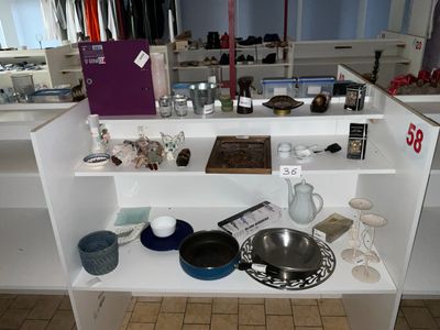 une étagère contenant beaucoup d'objets