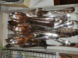 un lot de cuillères et fourchettes en argent dans une boîte