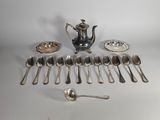 beaucoup de cuillères et de couverts en argent sur la table