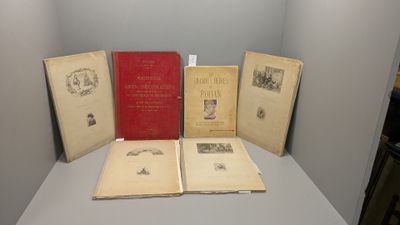 Plusieurs vieux livres sont posés sur une table dans une pièce