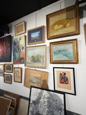 de nombreuses photos encadrées sur le mur de cette pièce