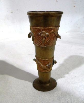 un vase en bronze orné d'un motif de dragon