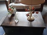 une table sur laquelle est posée une lampe, dans un salon