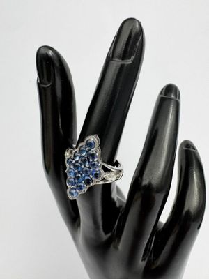 une image représentant une main avec une bague au doigt