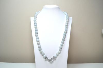Un collier composé de boules de jade avec fermoir serti d'un…
