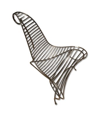 une sculpture d'oiseau en métal sur fond blanc, avec un fond blanc
