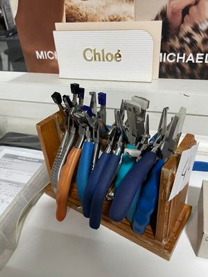de nombreux types de pinces dans un porte-outils en bois