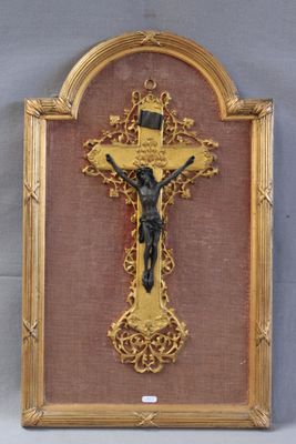 une image représentant une croix dans un cadre doré, sur laquelle est fixé un crucifix