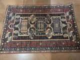 un tapis posé à même le sol dans la pièce