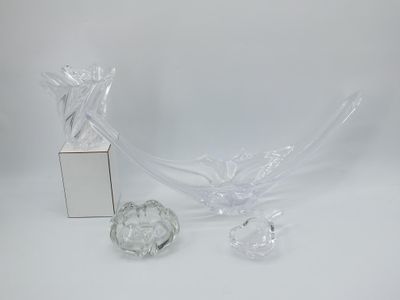 un vase en verre transparent et une boîte posés sur une surface blanche