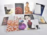 un grand nombre de livres posés sur une table