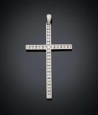 un pendentif en forme de croix en diamant sur fond noir