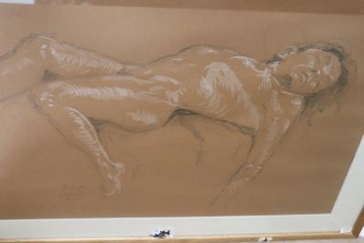 dessin représentant une femme nue allongée sur le ventre, dans un cadre en bois