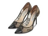 une paire de chaussures noires et blanches avec des dentelles sur la pointe