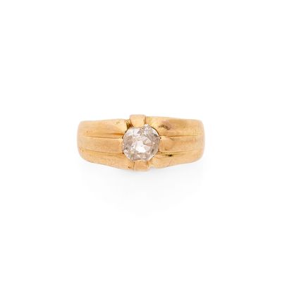 Gros plan sur une bague en or ornée d'un diamant