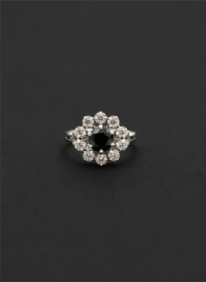 Bague marguerite en or blanc 18K, 750 millièmes centrée d'un…