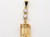 un pendentif en or jaune serti d'une émeraude et d'un diamant