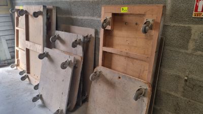 plusieurs pièces de bois sont empilées dans un garage
