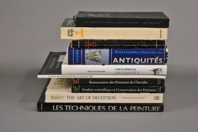plusieurs livres sont empilés sur une table