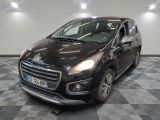 la photo d'une voiture noire garée dans un garage