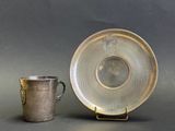 une tasse et une soucoupe placées l'une à côté de l'autre sur une table