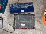 un ordinateur portable et d'autres appareils électroniques posés par terre