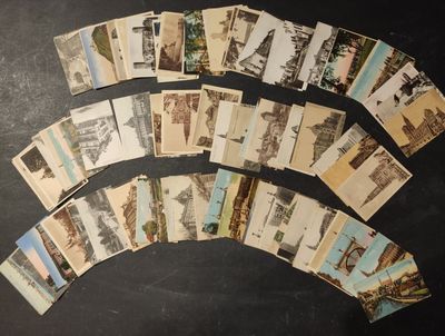 un lot de vieilles cartes postales posées sur une table
