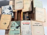 plusieurs livres sont empilés sur une table