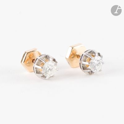 une paire de boucles d'oreilles en diamant sur fond blanc