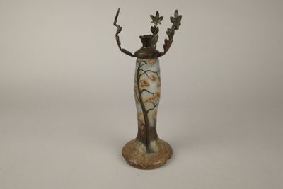 un vase orné d'un oiseau sur fond blanc