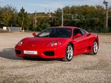 une voiture de sport rouge garée sur un parking
