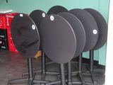 un grand nombre de chaises dans une pièce