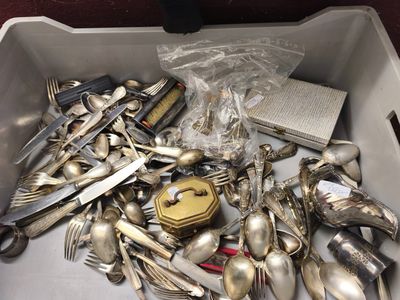une boîte remplie de cuillères et de fourchettes en argent