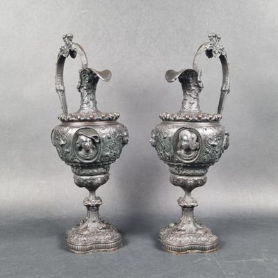 paire de vases anciens en métal argenté, munis d'anses et de poignées