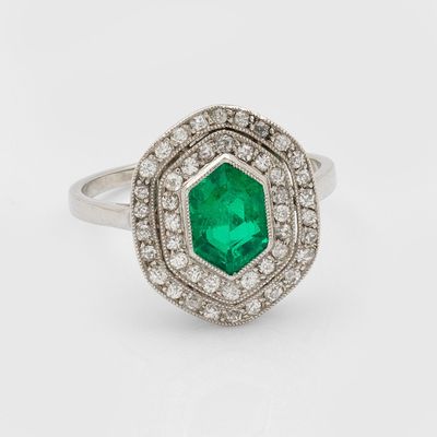 une bague en émeraude et diamant