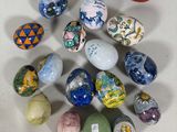 tout un tas de billes de toutes sortes sur la table
