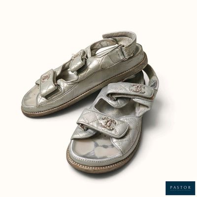 une paire de chaussures de bébé posées sur une surface blanche